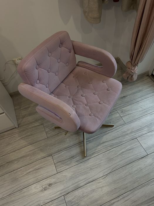 Krzeslo welurowe różowe z możliwością regulacji wysokości złote nogi