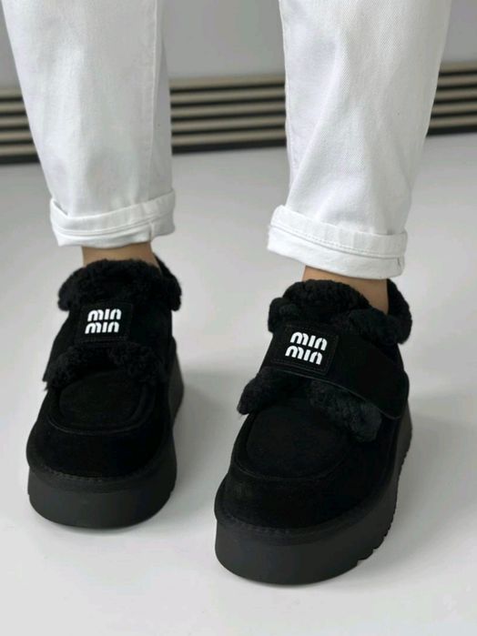 Жіночі лофери Miu Miu з натуральної замші та хутра.