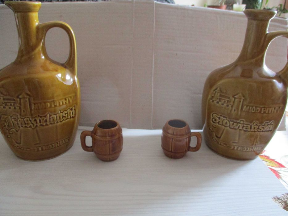 karafka z kieliszkami z drewna wazon szklany