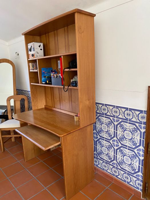 Secretária com estante em madeira