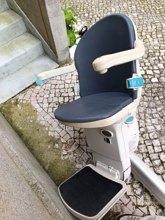 Cadeira Handicare elevador. Bom estado, mas a necessitar de reparação