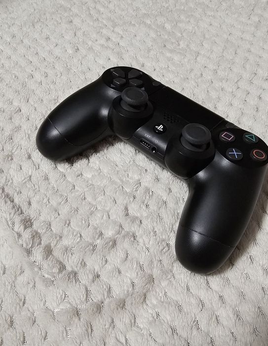 PlayStation 4 Slim 1TB новая + 5игр