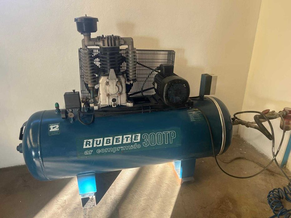 Compressor "Rubete 300 TP" em perfeito estado de funcionamento.