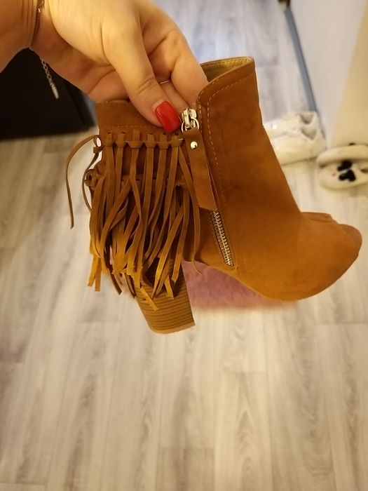 Botki zamszowe karmel frędzle