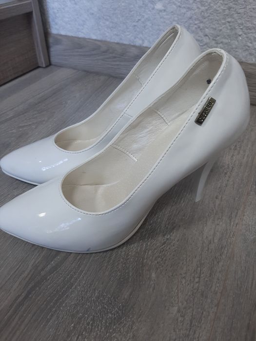 Продам туфлі лакові, білі. Розмір 35 -36