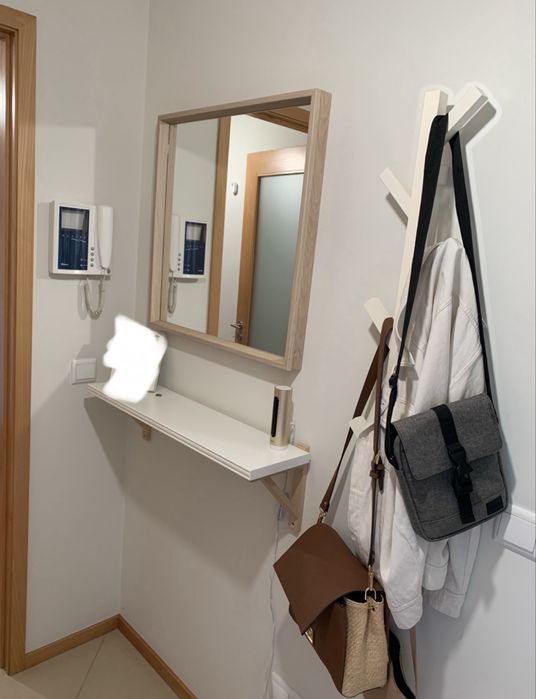 Conjunto espelho, prateleira e bengaleiro IKEA