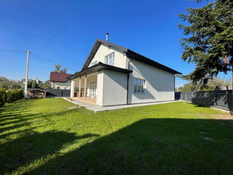 Продам будинок неподалік міського озера!