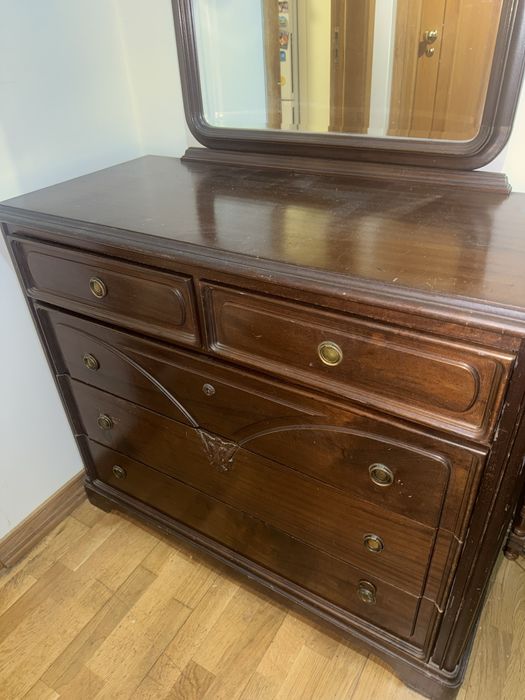Cómoda de Madeira Antiga Maciça com Espelho
