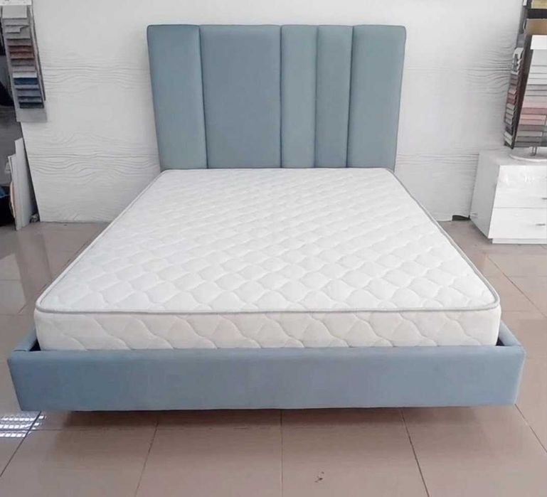 Cama de casal estofada em ton azul com estrado em metal e colchao