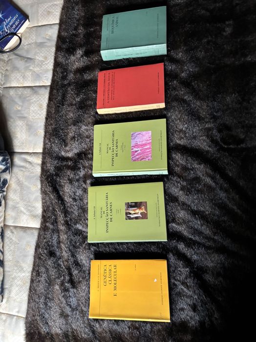 Diversos livros com diferentes temas