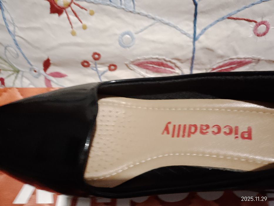 Sapatos novos de muito boa qualidade pretos e brilhantes