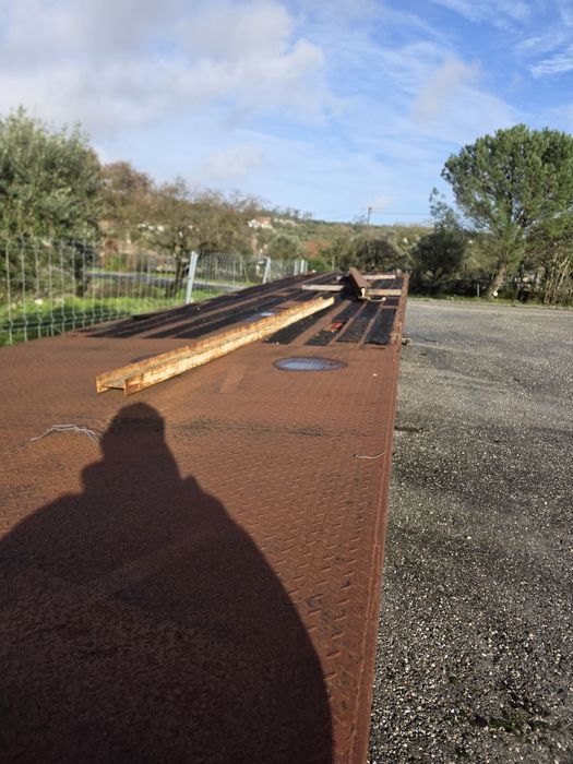 Semi reboque porta contentores estrado