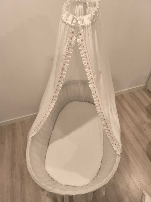 Berço com forra muito elegante