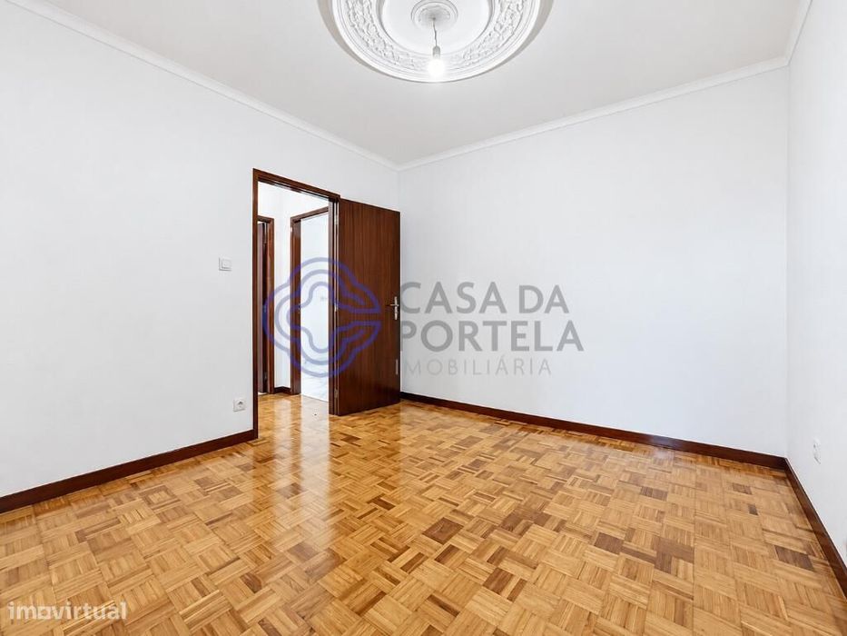 Moradia T2 completamente renovada, com terraço e jardim, a menos de 5