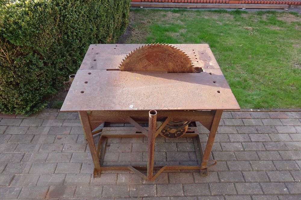 Duża piła tarczowa (stołowa) - krajzega do drewna z silnikiem 5,5 kW