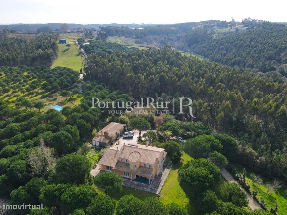 Quinta com 16 ha e moradia a 15 min. das praias