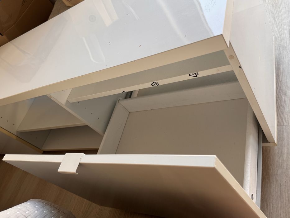 Movel TV lacado usado com apenas algumas marca de uso