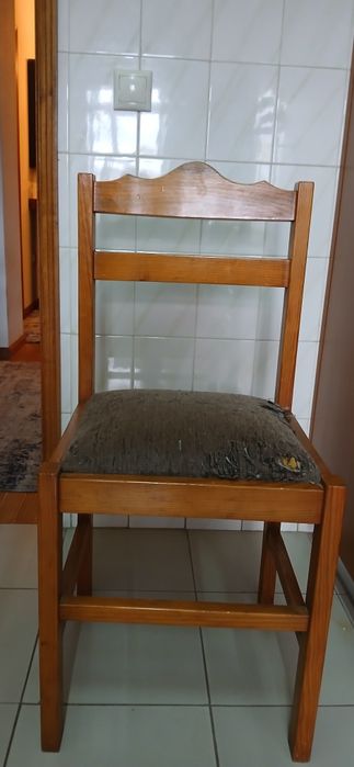 Duas cadeiras em para restauro