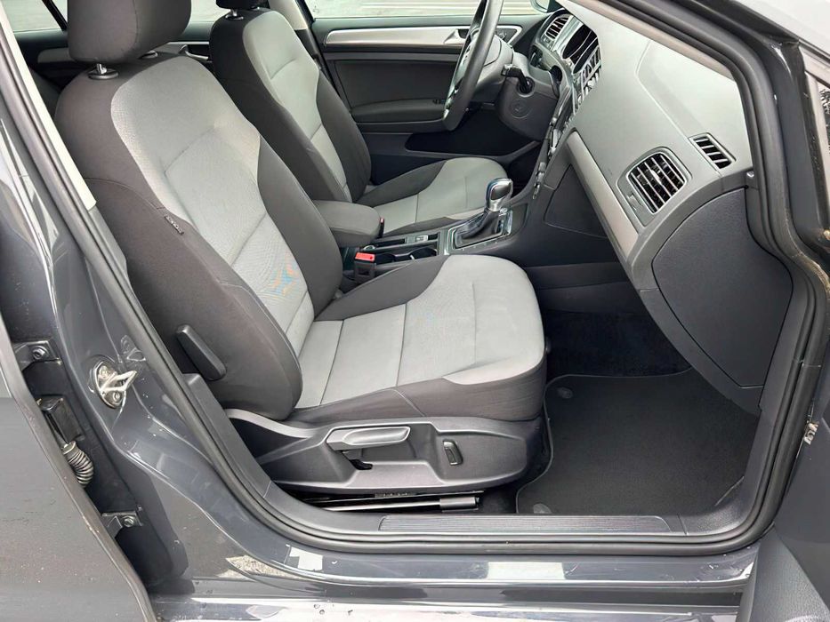 Volkswagen e-Golf SE      2016