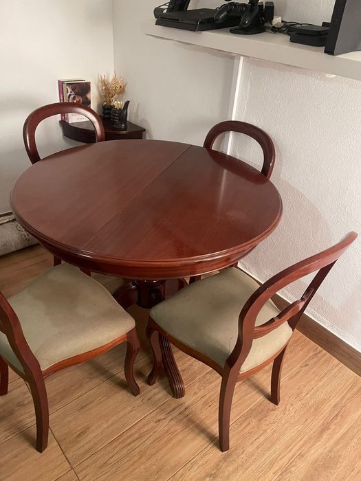 Mesa extensível com 4 cadeiras