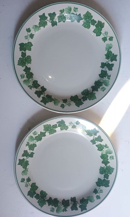 Тарілка з декором у вигляді зеленого плюща. 2шт.