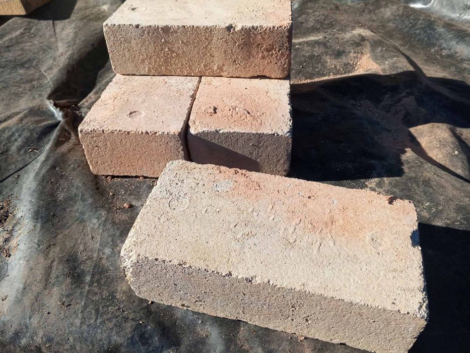 Продам вогнетривку цеглу                        .