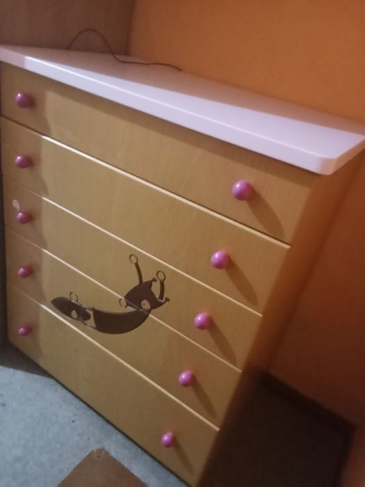 Vendo cómoda..,tem 5 gavetas estado bem conservado