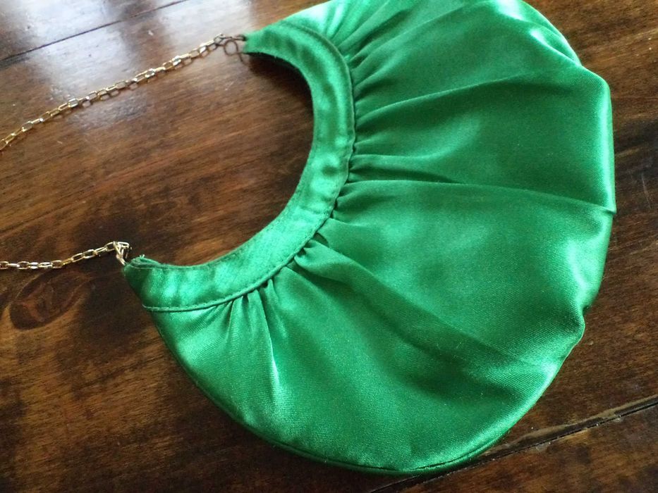 Śliczna imprezowa atłasowa torebka Accessorize