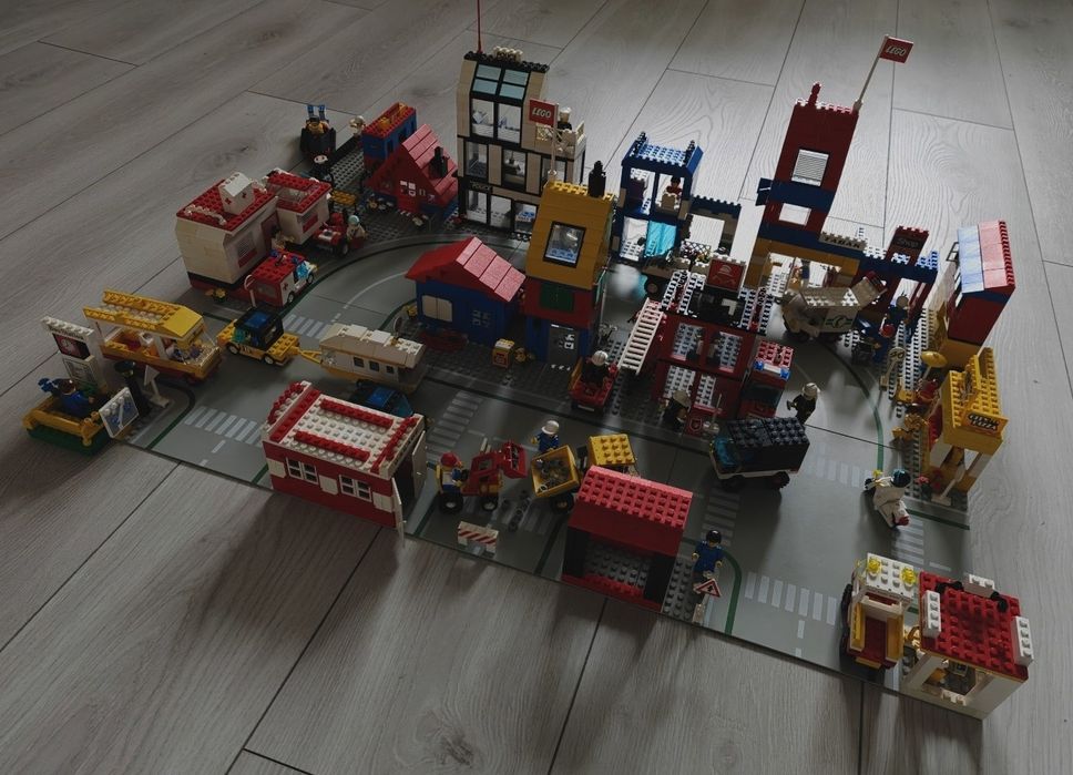 Lego Legoland, City, Town makieta miasteczka, miasto, minifigurki, pojazdy, budynki (domy)