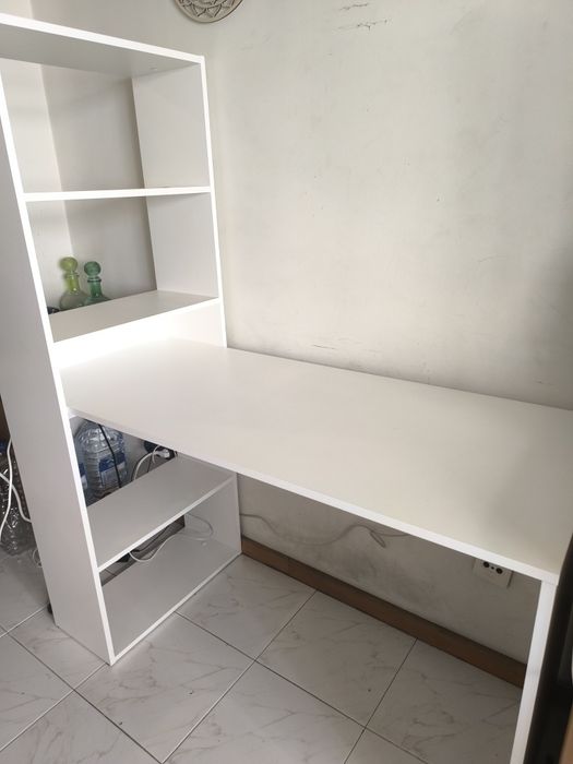 Secretária branca com estante lateral – Excelente estado