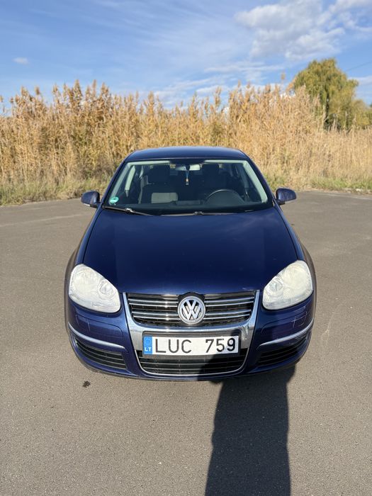 Volkswagen Jetta 1.9 tdi технічно справна,на повному бойовому ходу,зимня резина,по кузову є маленькі нюанси на їзду не впливають, по електриці все працює
Масло,масляний та воздушний фільтр замінені 
Не димить,коробка не пінається,масло не їсть 
Є торг всі питання за номером телефону +38********34