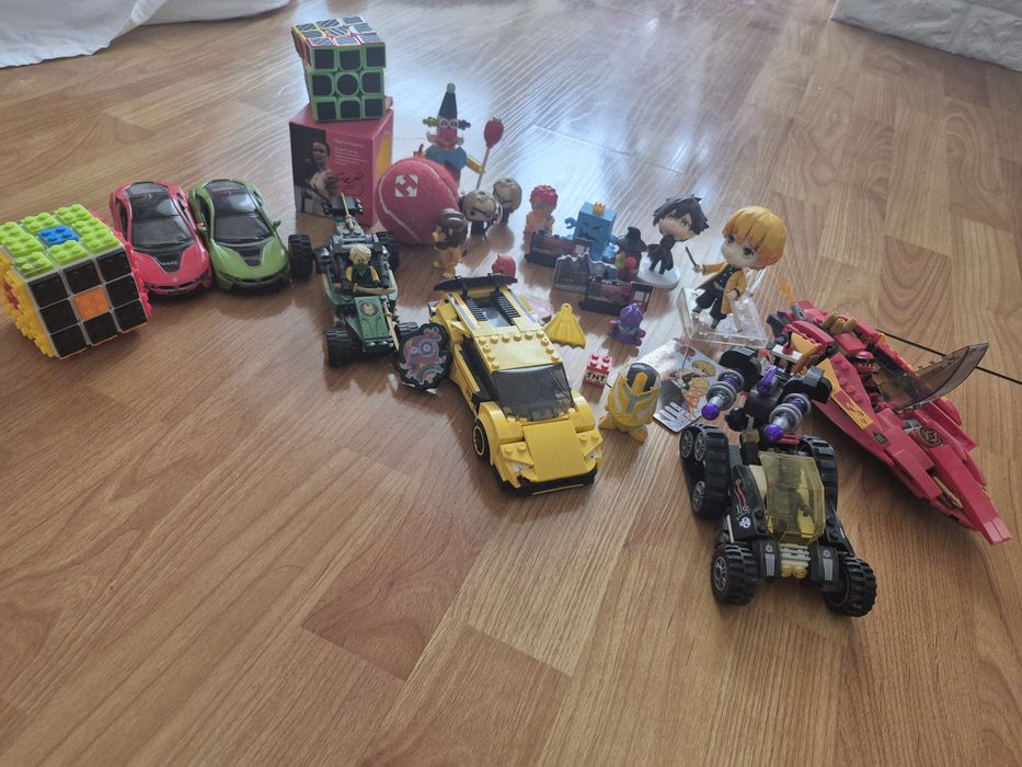 Продаю різні іграшки фігурки лего машинки і колекційне