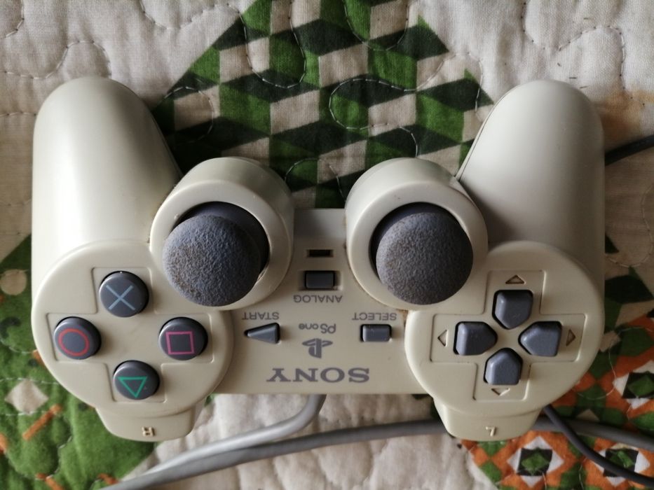 Playstation 1 com 2 comandos