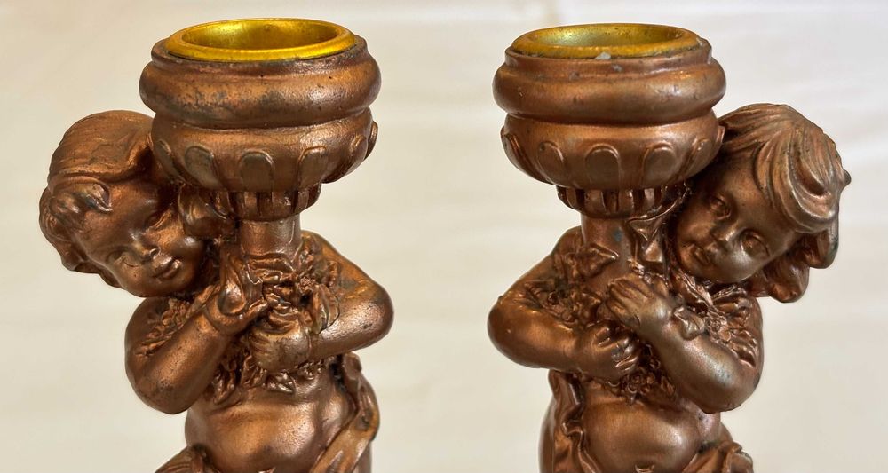 Par de castiçais para velas "putti" barrocos.