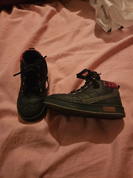 Saptos novos para menino