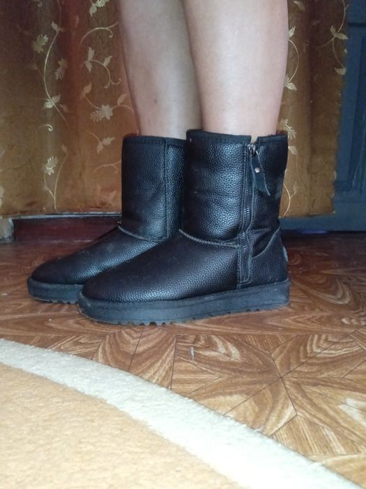 Продам жіноче зимове взуття в ідеальному стані