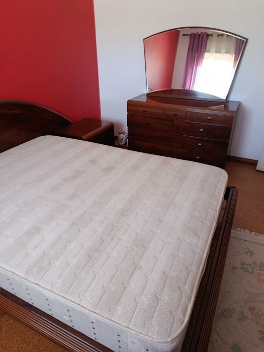 Cama de casal  com mesas de cabeceira