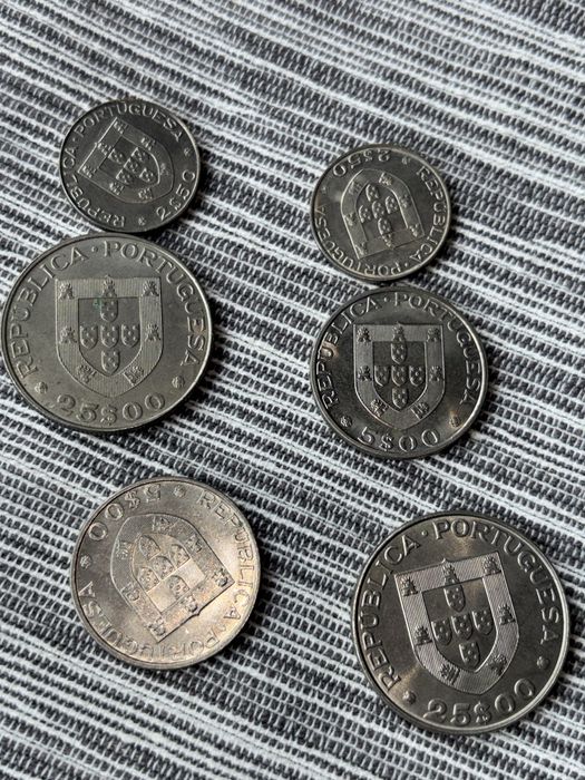 Conjunto de moedas diversas