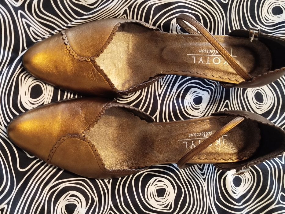Nowe skórzane czółenka na obcasie stare złoto Kotyl 40