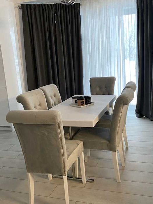 Krzesło glamour  do salonu jadalni  pinezki  Producent nowe