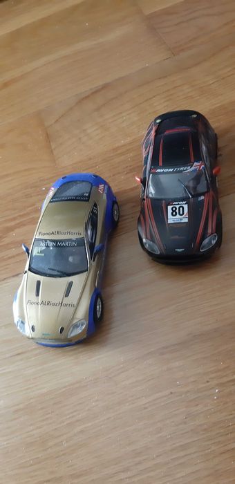 Scalextric - 2 Aston Martin vantage V8