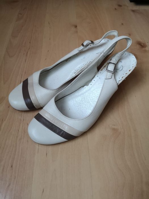 Buty na obcasie jasno-beżowe