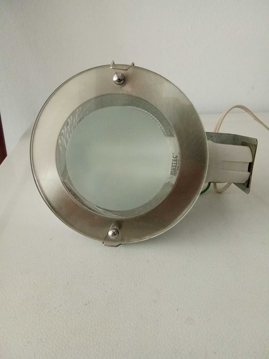Aplique de embutir com 10 cm e lâmpada economizadora