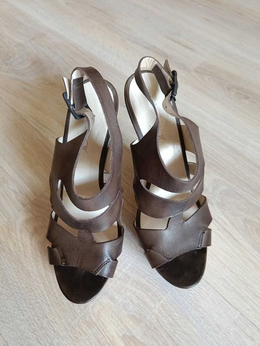 Sandały skórzane na szpilce Kazar 38