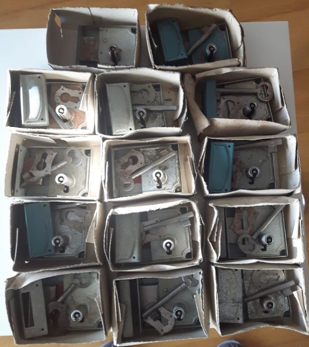 Lote fechaduras, rodas, rolamentos e chaves várias (Ler descrição)