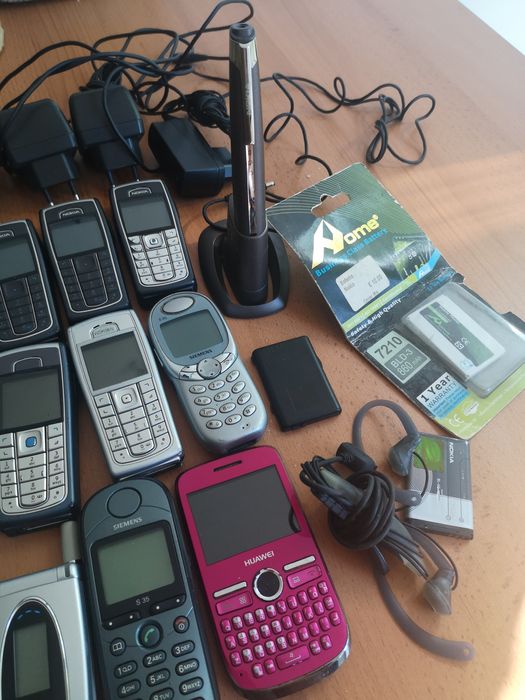 Lote Completo de 41 Telemóveis Antigos (Nokia, Siemens, Samsung)