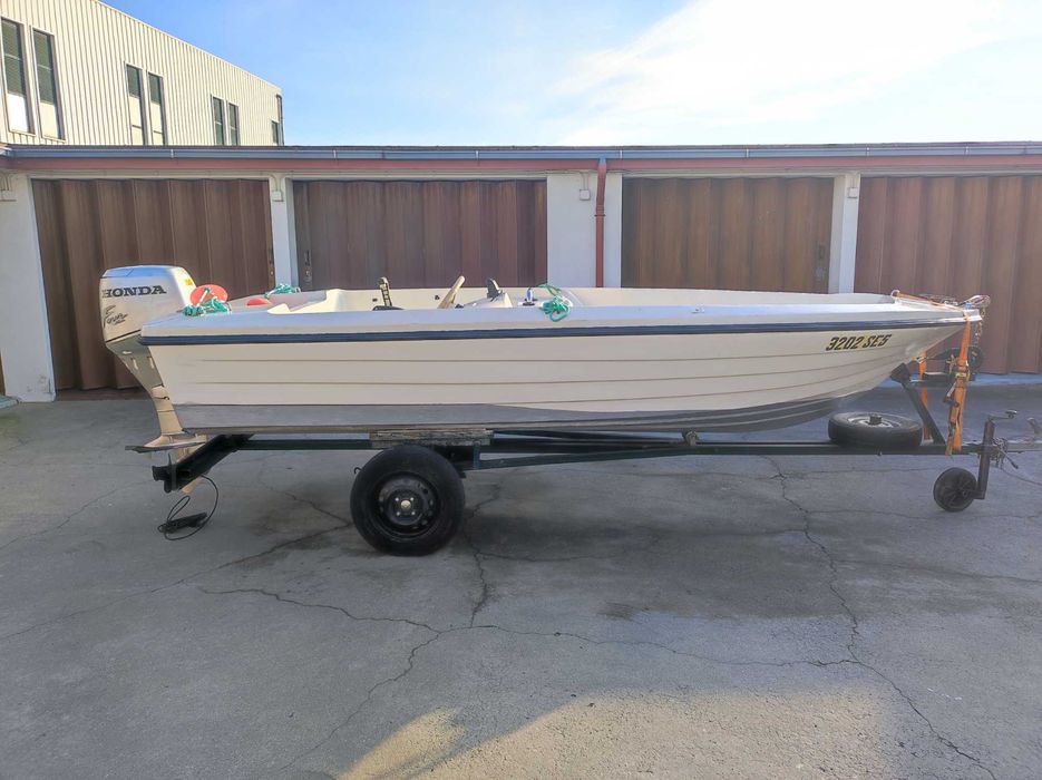 Barco com motor (Honda 25HP 4 tempos) e atrelado