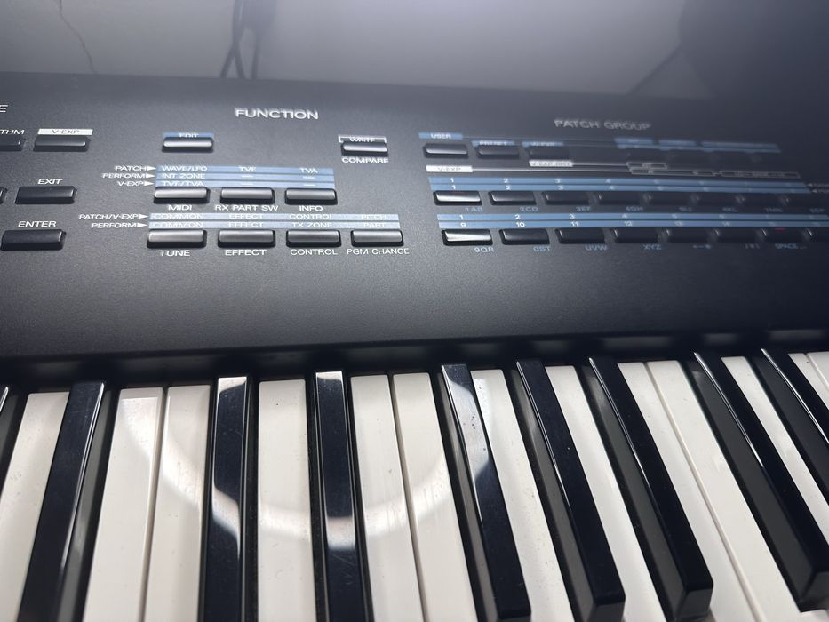 ROLAND JV 90  Piano que impressiona os melhores profissionais!