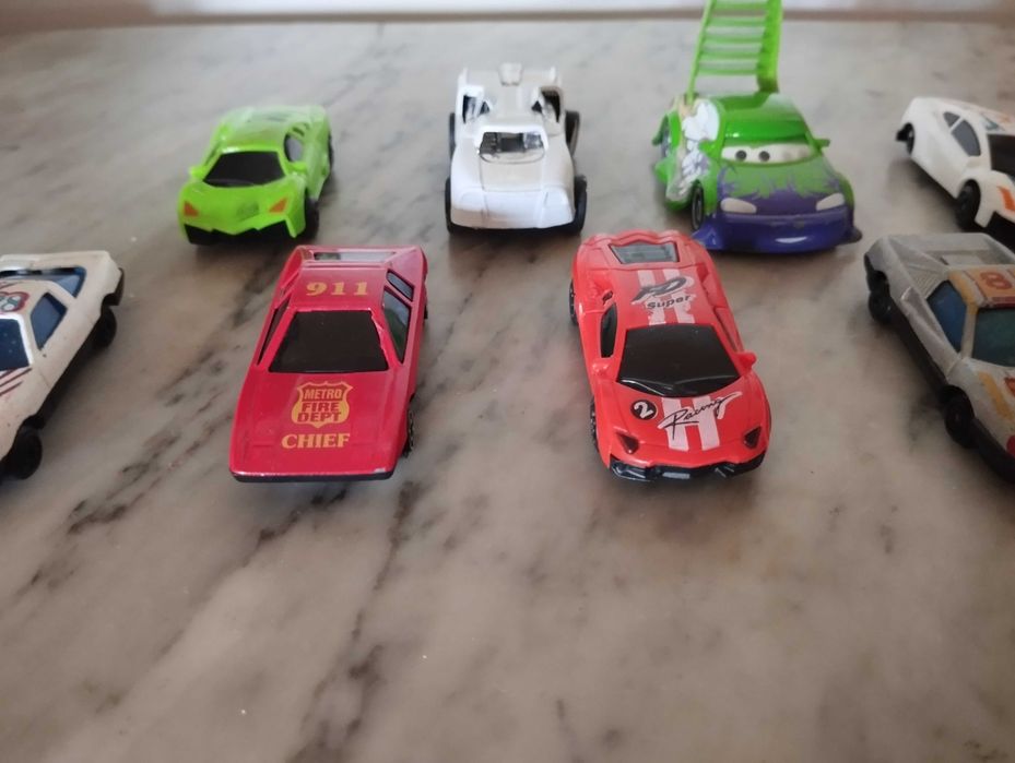 Lote de carros colecionáveis.