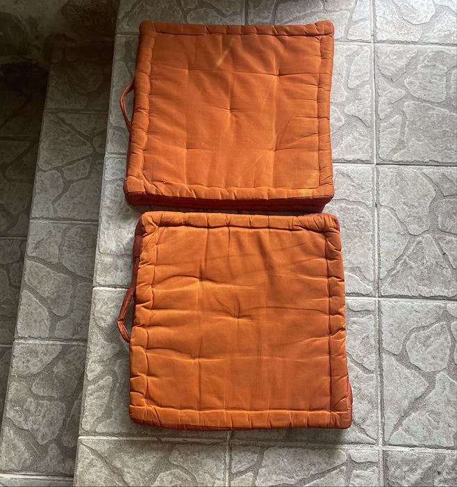 Dois coxins de jardim